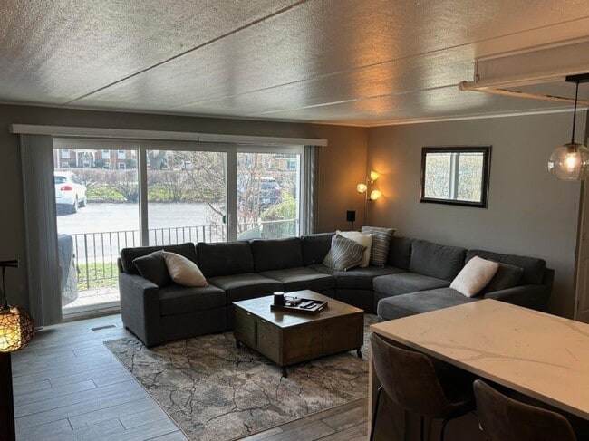 Building Photo - 2 bedroom in Naperville IL 60563 Unit 104 Rental