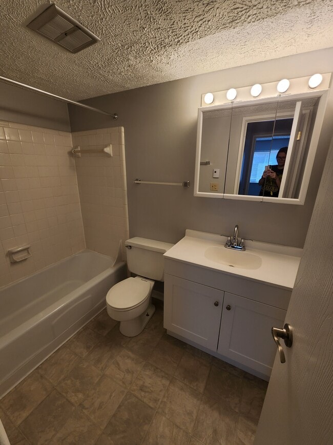 Baño - Whispering Pine Apartments