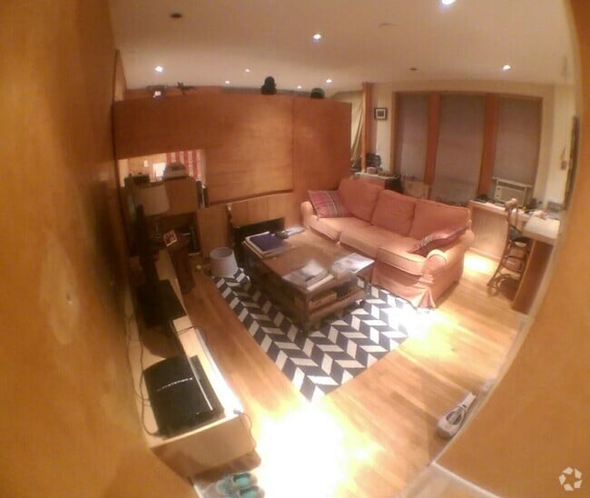 Building Photo - Beautiful Loft Style Studio For Rent Avail... Unit 9