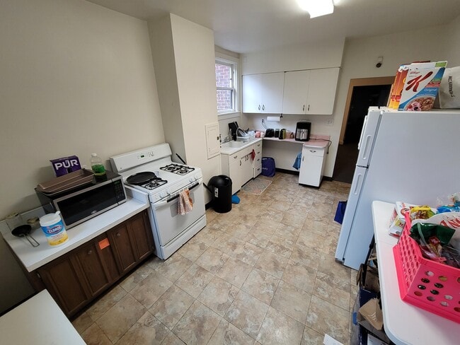 Kitchen - 1322 Wightman St