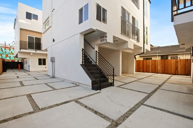 Photo - 828 N Detroit St Unit 828