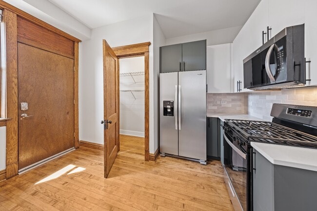 Photo - Garden unit: Renovated 1 bed in Logan Square - Now Leasing! Unidad 3225-G