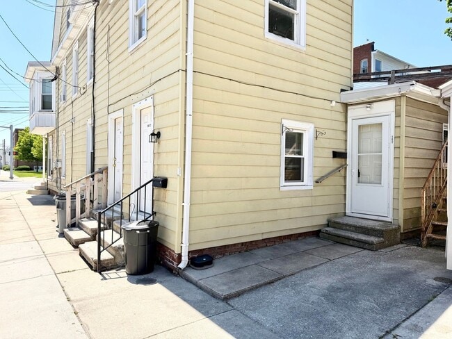 Building Photo - Cozy and conveniently located 1 bedroom, 1 bathroom first-floor apartment with a private entrance!