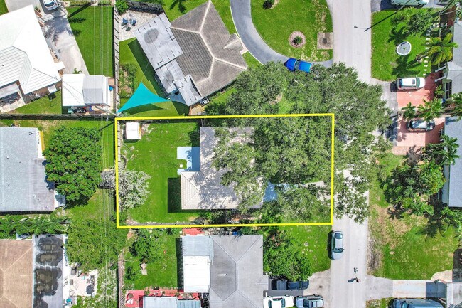 Photo - 261 NE 45th St