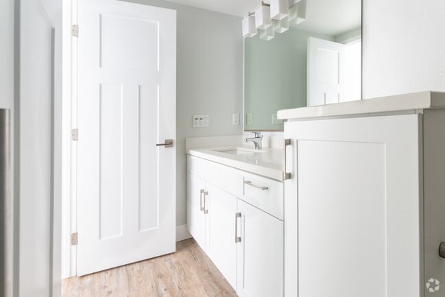1BR, 1BA - 565 SF