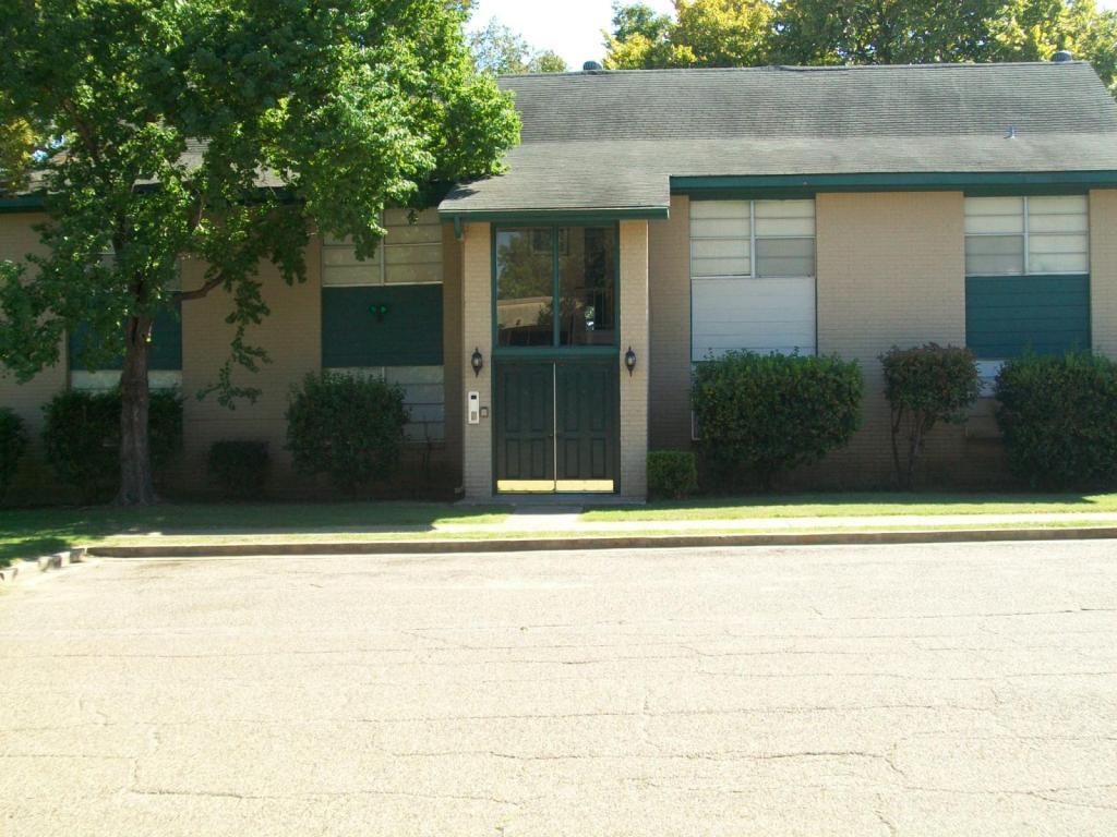 Photo - 300 E Rusk St House