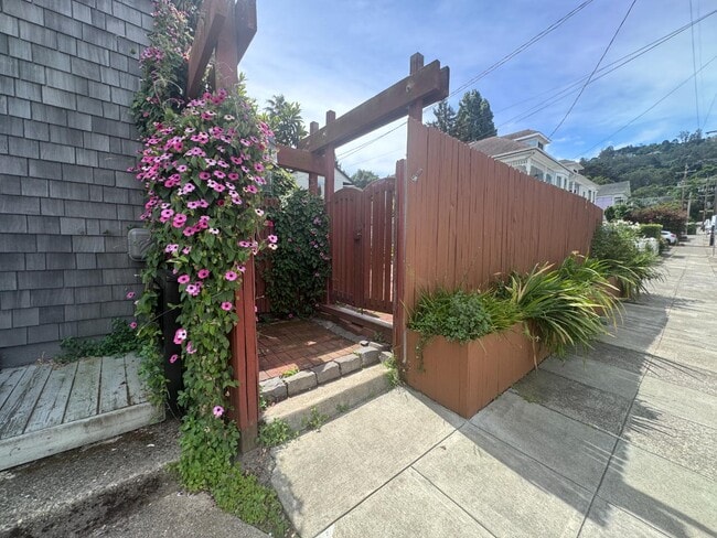 Building Photo - 415 Turney St