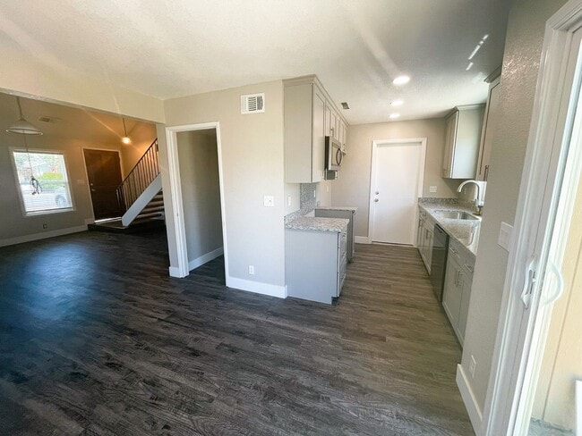 Photo - Completely Updated Roseville Townhouse available July 1st