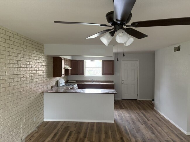 Photo - 604 W 4th St