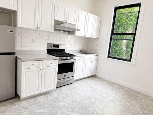 Building Photo - 32-16 31st Ave Unit 1st Floor