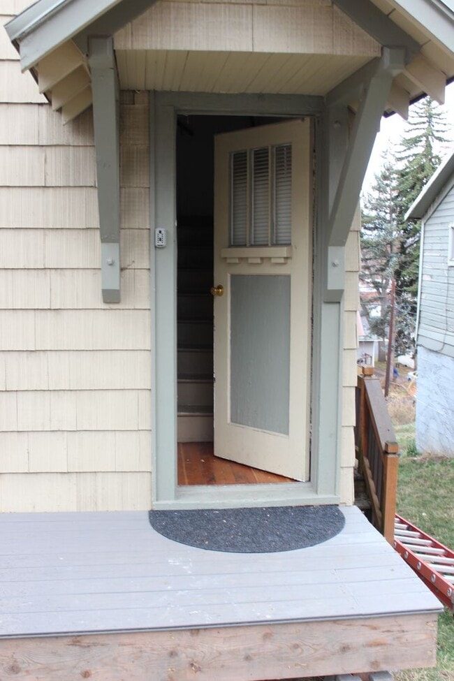 Building Photo - 627 S Jefferson St Unit Upper Rental