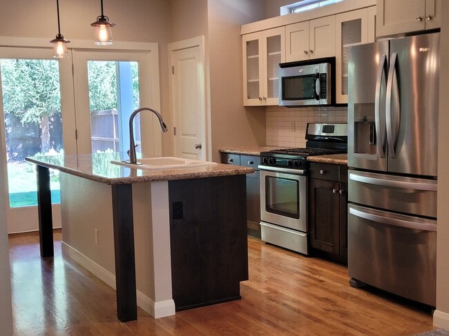 Photo - 608 W Laughton Dr