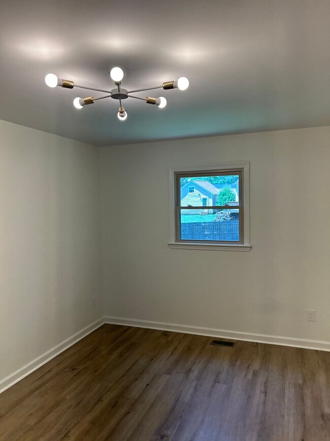 Photo - 600 W 12th St