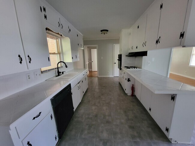 Photo - 1048 Biscayne Dr