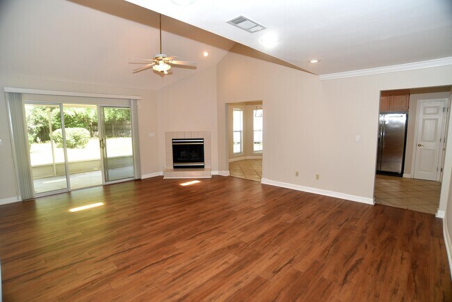 Photo - 1594 Parkwood Ct