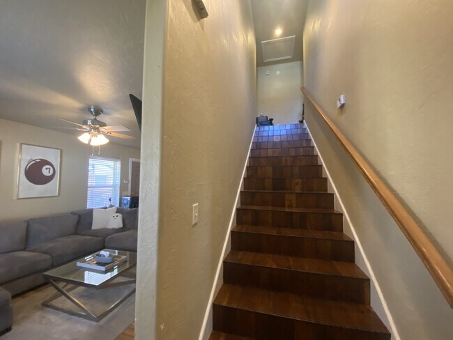 Photo - 208 McCullough St