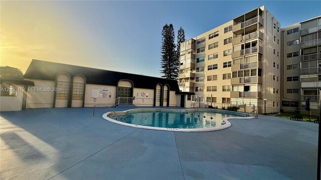 Building Photo - 16450 Miami Dr Unit 103