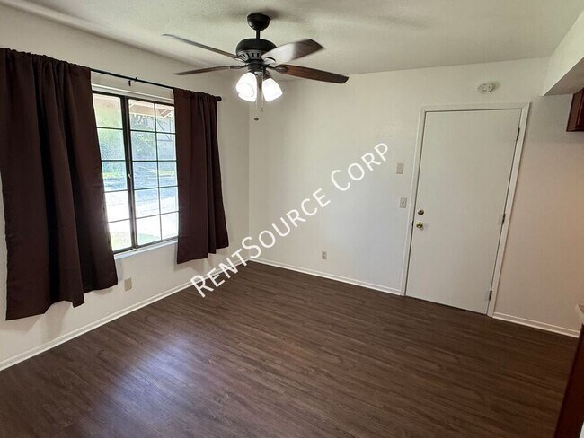 Photo - 1311 W Ave J 4