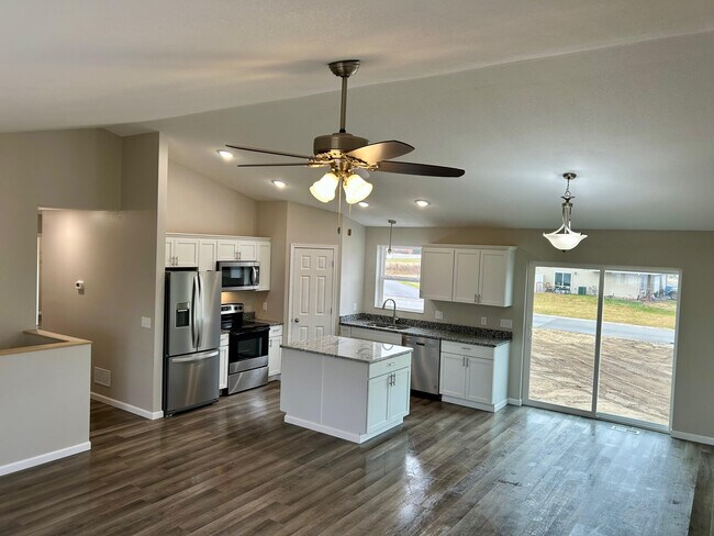 Photo - 18512 Salem St NW