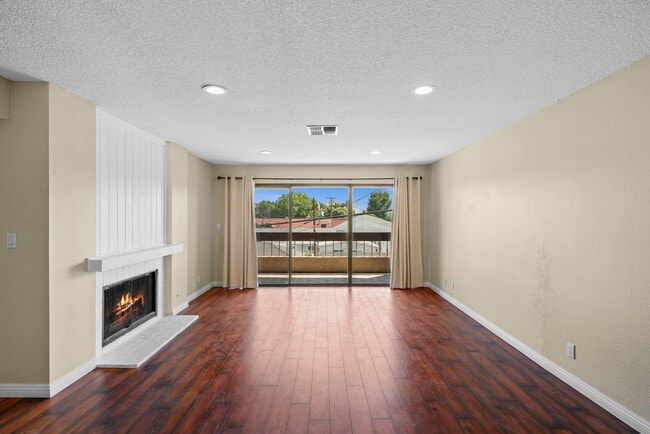 Photo - 2121 Scott Rd Unit 202