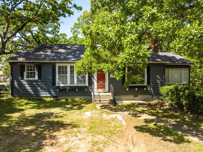 Building Photo - Freshly Updated 3 Bedroom Home