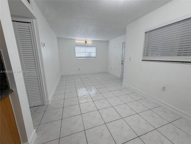 Photo - 2565 W 56th St Unidad 101