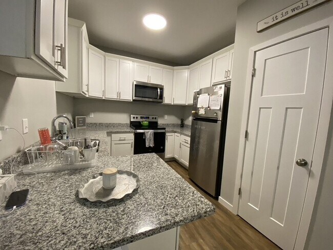 Photo - Great Location two-bed/two-bath off Greenway in Longfellow! Unit B