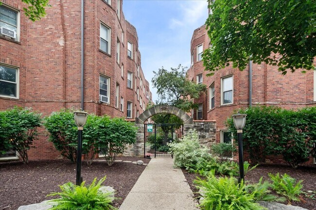 Building Photo - 4128.5 N Kedvale Ave Unit 306 Rental