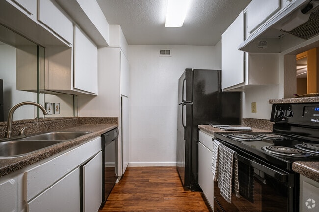2BR, 2BA - 975SF