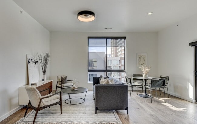 Building Photo - Sleek 1 Bedroom Condo walkable to all things in The Gulch