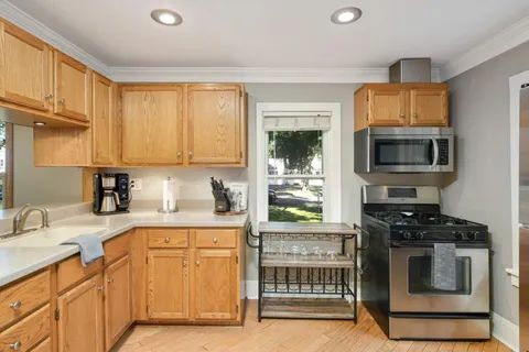 Photo - Charming 3-Bed Gem with Hardwood Floors in Saint Louis Park!