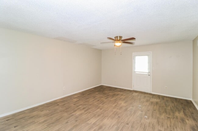 Photo - 3883 Winwood Dr