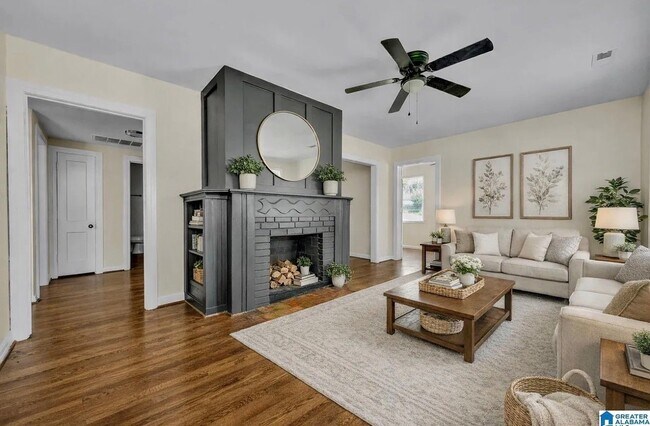 Photo - 741 Center Pl SW