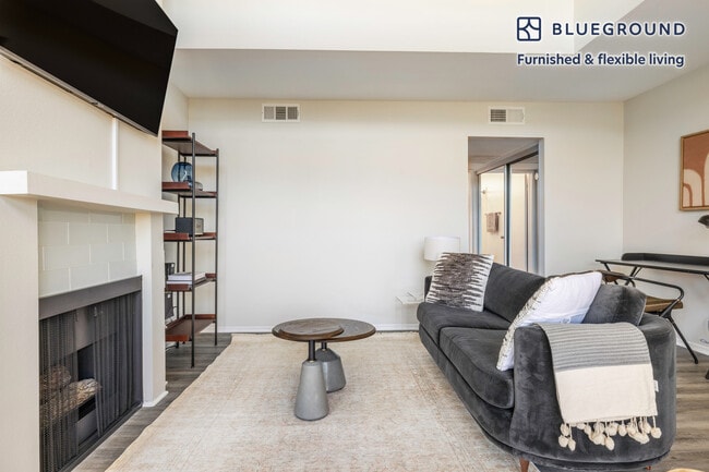 Photo - 960 N Alfred St Unidad SI FL2-ID431