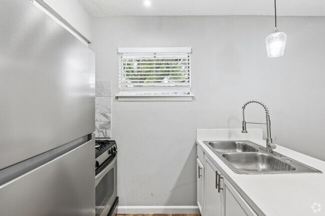 2BR, 1BA - 754SF - Kitchen