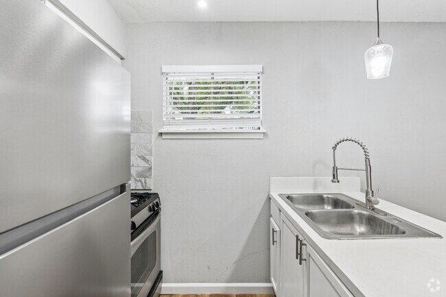 2BR, 1BA - 754SF - Kitchen - Mangum Oaks