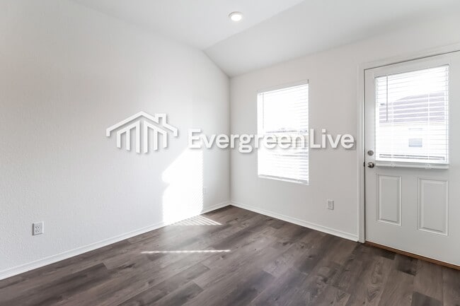 Photo - 42 10 Point Ln