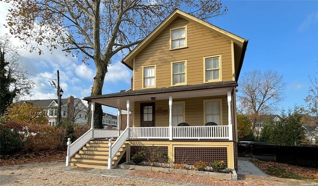 Building Photo - 1433 Old Northern Blvd Rental