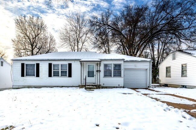 Building Photo - Charming 3-Bedroom Home with Garage, Basement & Fenced Backyard