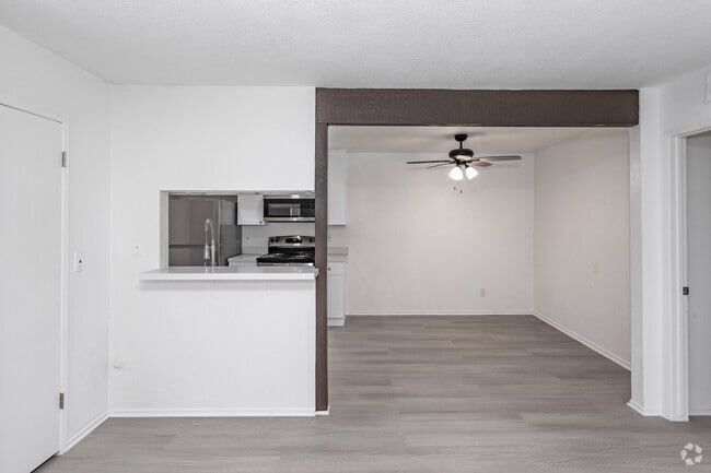 2BR, 2BA - 1,040SF - Dining Room/Living Room