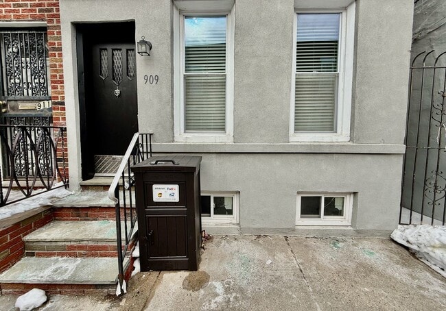 Photo - SPACIOUS & MODERN 3 BED/1.5 BA HOUSE w/ Central AC-Bamboo HARDWOOD Flooring-WASHER/DRYER & Rear P...