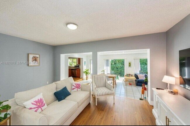 Photo - 819 Capri St