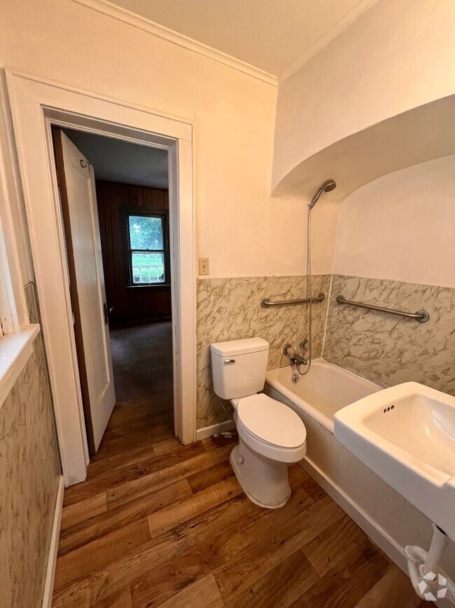 Building Photo - 608 N Davis St Rental