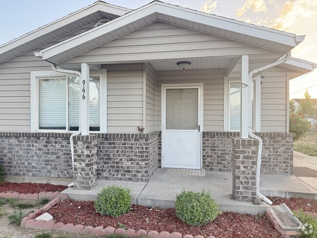 Building Photo - 966 Glendale St W Rental