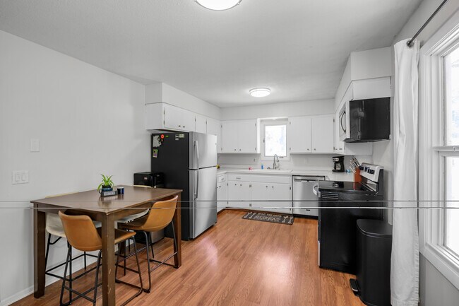 Photo - 2715 KIRKWOOD LN N