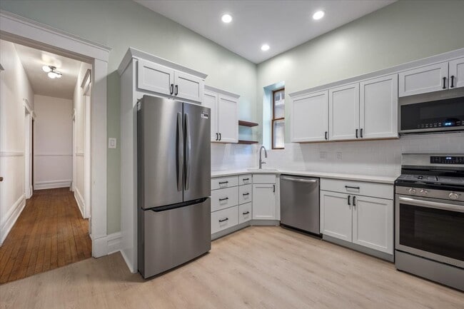 Photo - 709 W Roscoe St