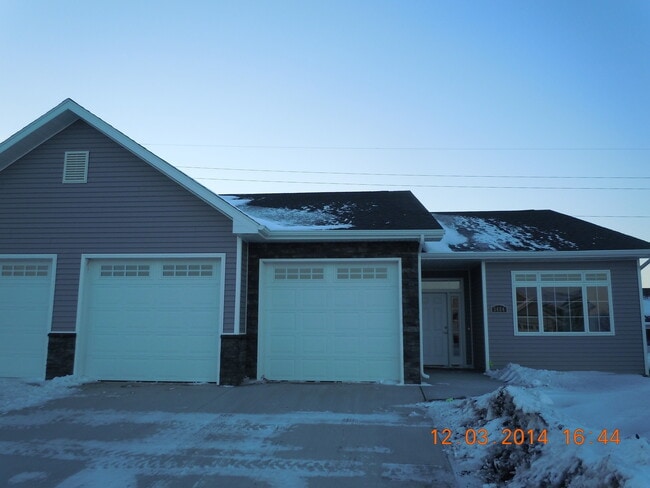 Building Photo - 3 Bedroom Townhouse!