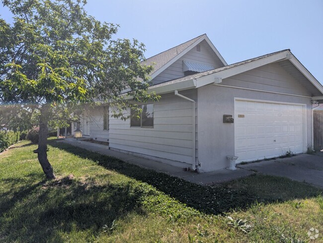 Building Photo - Updated Home!