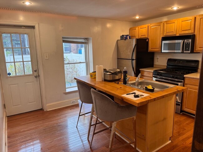 Building Photo - 2516 Webster St Rental