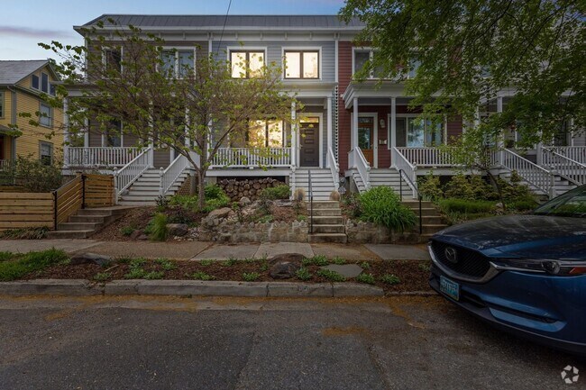 Building Photo - Charming 4BR Townhome in Mount Rainier